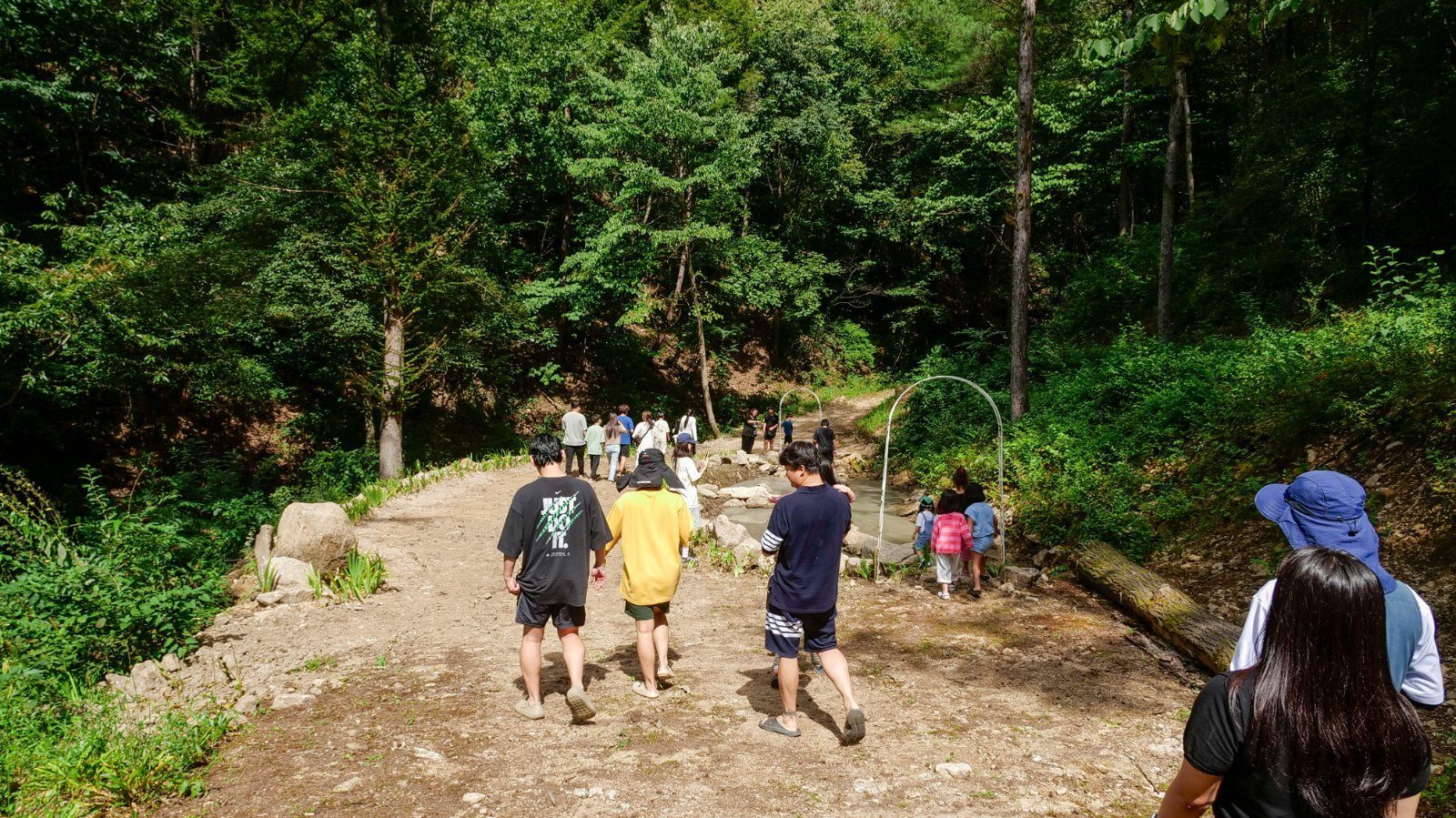 숲길을 함께 걷는 엄마와 두 딸